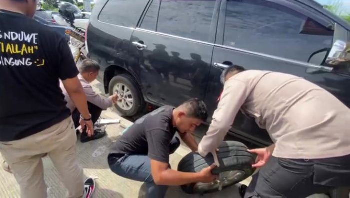 Alami Pecah Ban di Rest Area 338A, Pemudik Asal Bandung Ini Dibantu Polisi