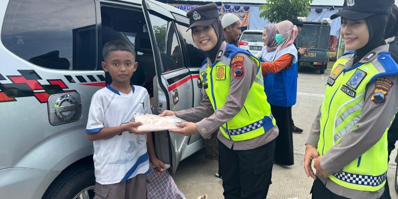 Polisi Bagikan Souvenir Kepada Pemudik di Rest Area 338A Pekalongan