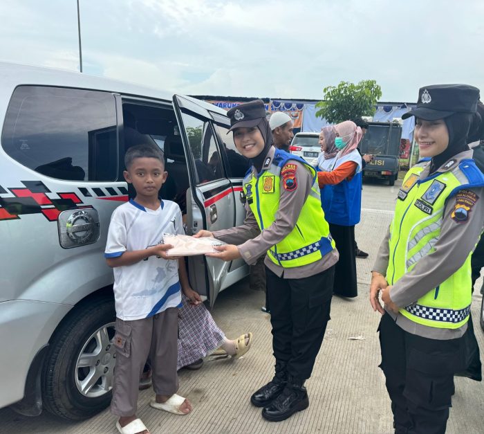 Polisi Bagikan Souvenir Kepada Pemudik di Rest Area 338A Pekalongan
