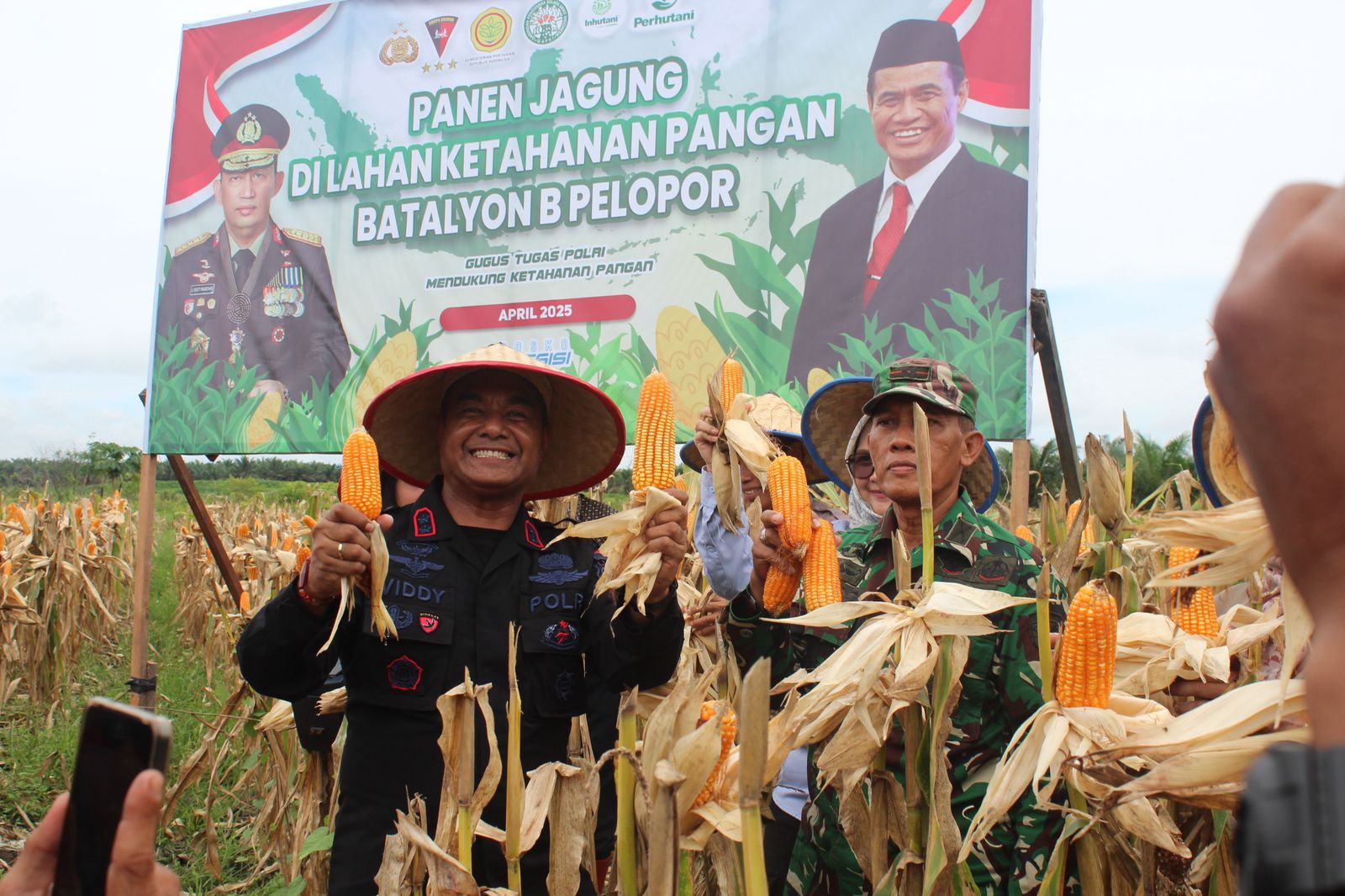 Dukung Ketahanan Pangan, Brimob Kalteng Gelar Panen Raya Jagung di Sampit dan Pangkalan Bun