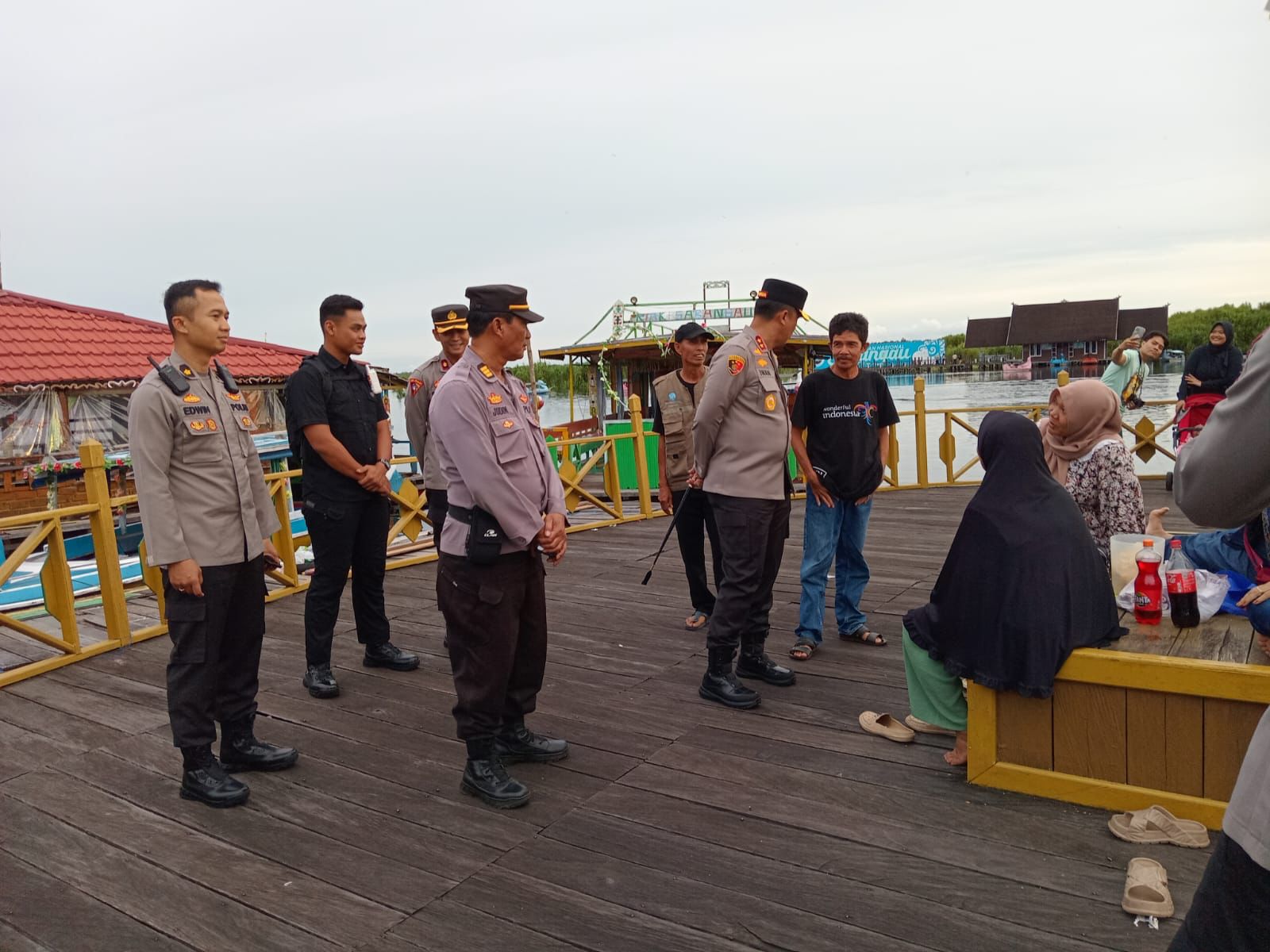 Polsek Sabangau Dampingi Kapolda Kalteng Kunjungi Wisata Pelabuhan Kereng Bangkirai