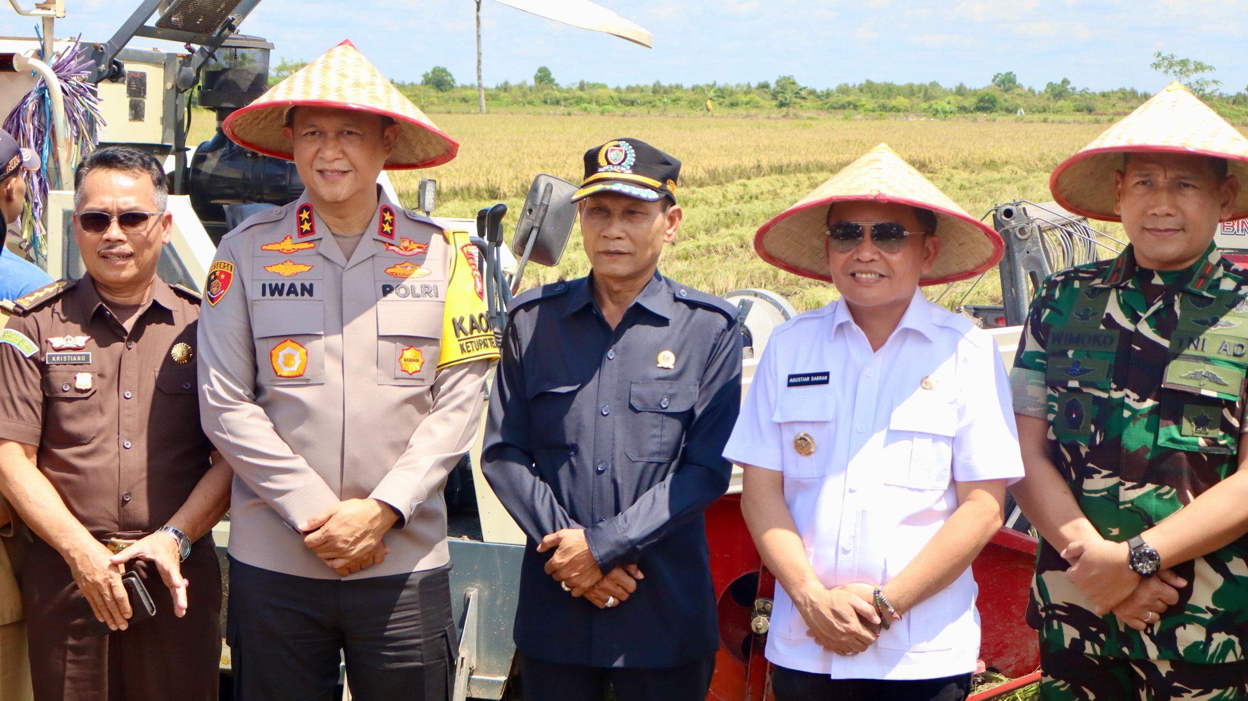 Kapolda Kalteng Bersama Gubernur dan Forkopimda Panen Raya Padi di Pulang Pisau