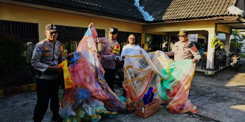 Polres Pekalongan Kota Sita 7 Balon Udara Liar dan Puluhan Petasan