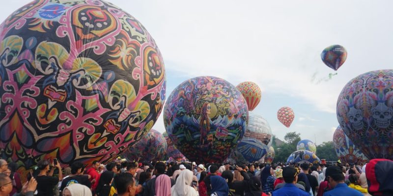 Grand Final Festival Balon 2025, Langit Kota Pekalongan Dihiasi Warna Warni Balon Udara