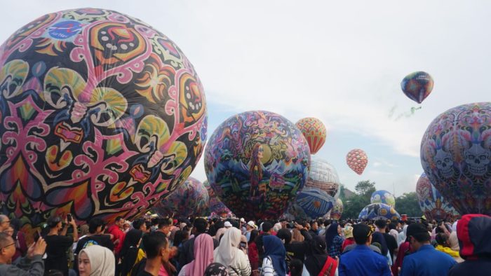 Grand Final Festival Balon 2025, Langit Kota Pekalongan Dihiasi Warna Warni Balon Udara