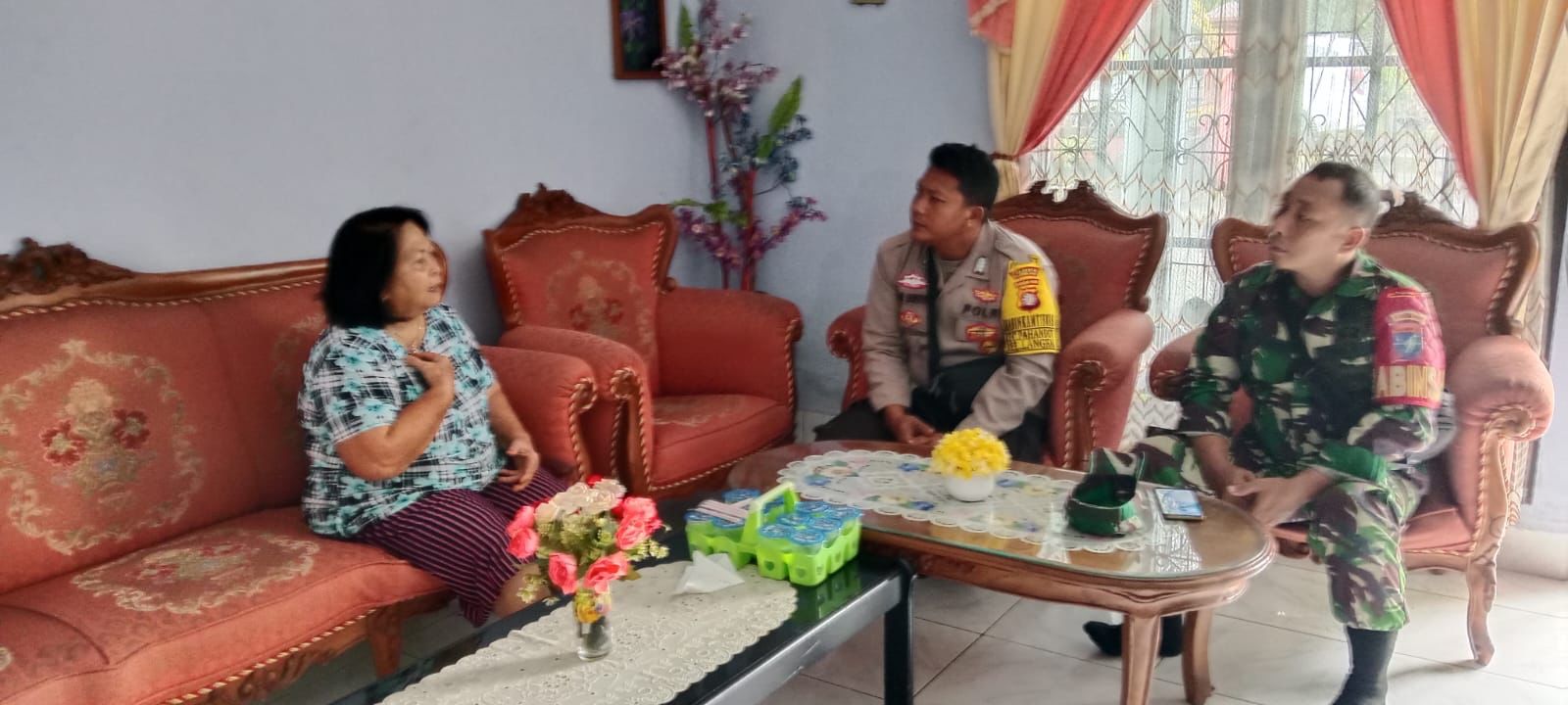 Pererat Silaturahmi, Bhabinkamtibmas Kelurahan Langkai Sambangi Ketua RT Sampaikan Pesan Kamtibmas