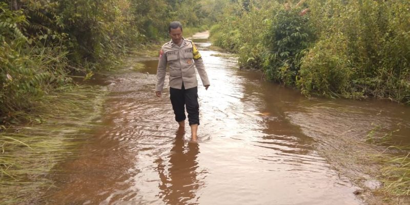Kurangi Efek Banjir, Polsek Bukit Batu Patroli Cek Luapan Air di Marang 