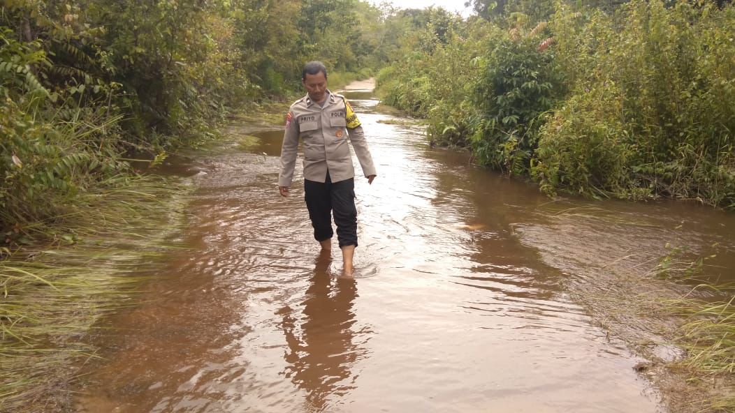 Kurangi Efek Banjir, Polsek Bukit Batu Patroli Cek Luapan Air di Marang 