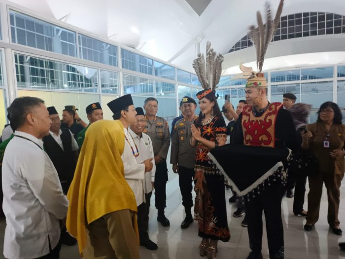 Tinjau Sekolah Rakyat di Palangka Raya, Dirbinmas Polda Kalteng Sambut Hangat Kedatangan Menteri Sosial di Bandara Tjilik Riwut