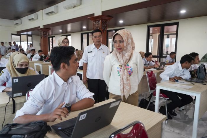 Fasilitasi Try Out CAT bagi Ratusan Tenaga Non ASN, Ning Ita: Semoga Nilainya Bagus Saat Seleksi