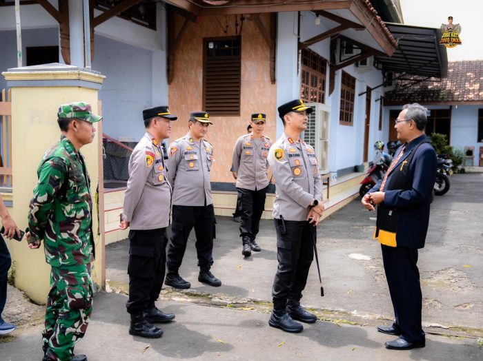 Kapolres Batang Turun Langsung Pantau Pengamanan Gereja Saat Peringatan Wafat Isa Almasih