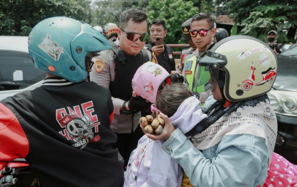 Pantau Arus Balik Lebaran, Kapolres Jombang Bagikan Helm dan Kacamata Gratis