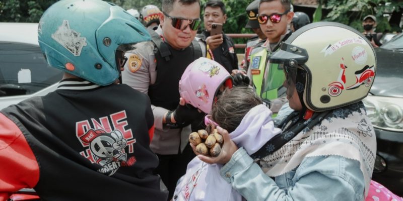 Pantau Arus Balik Lebaran, Kapolres Jombang Bagikan Helm dan Kacamata Gratis