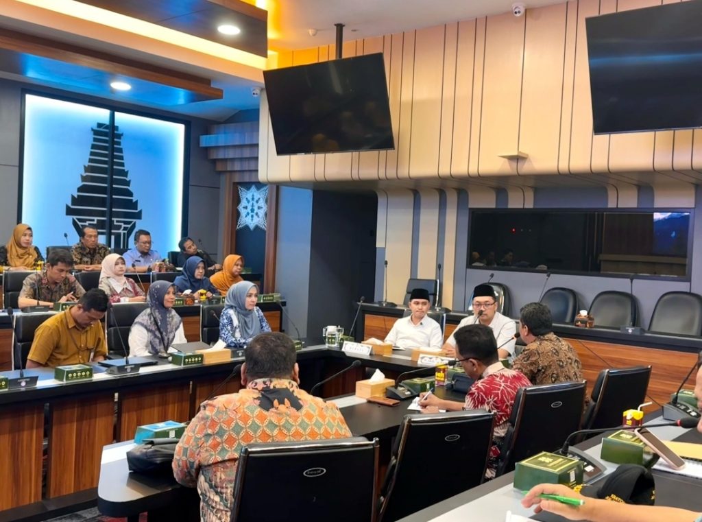 Pastikan Pelayanan Kesehatan yang Optimal dan Merata, Bupati Mojokerto Gelar Monev UHC Prioritas