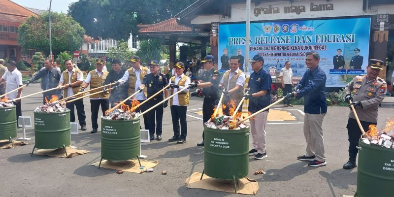 Tekan Peredaran Rokok Ilegal, Bea Cukai Sidoarjo Bersama Bupati Mojokerto Musnahkan Jutaan Barang Kena Cukai Ilegal