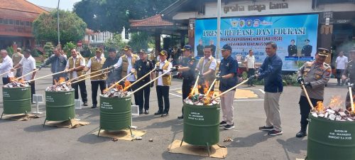 Tekan Peredaran Rokok Ilegal, Bea Cukai Sidoarjo Bersama Bupati Mojokerto Musnahkan Jutaan Barang Kena Cukai Ilegal