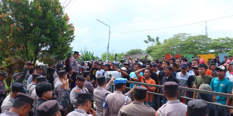 Ratusan Personil Polres Pekalongan Amankan Audiensi Warga Sijambe