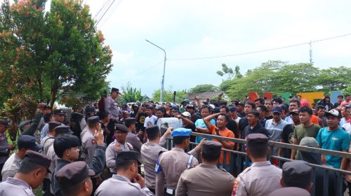 Ratusan Personil Polres Pekalongan Amankan Audiensi Warga Sijambe