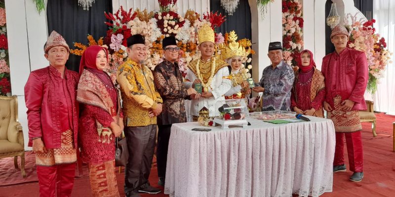 Bupati Oku H.Teddy Meilwansyah Menjadi Saksi Pernikahan Tania Dan Ikhsan   