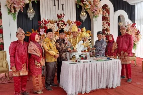 Bupati Oku H.Teddy Meilwansyah Menjadi Saksi Pernikahan Tania Dan Ikhsan   