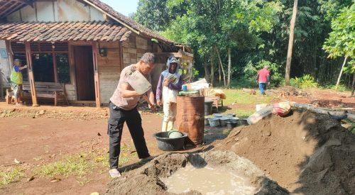 Polres Batang Renovasi Rumah Mbah Latri di Warungasem