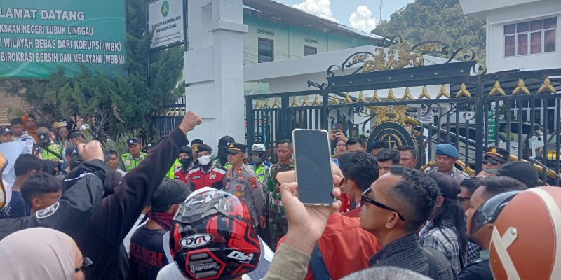 Kasus Mangkrak Satu Tahun Ratusan Masa Demo Polres Dan Kejari Lubuklinggau