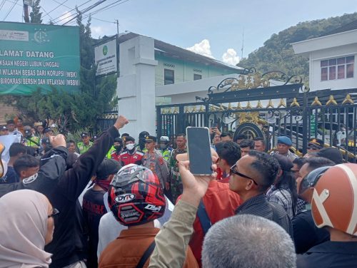 Kasus Mangkrak Satu Tahun Ratusan Masa Demo Polres Dan Kejari Lubuklinggau