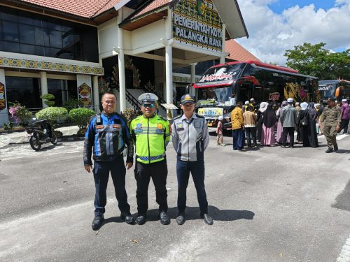 Satlantas Polresta Palangka Raya Kawal Kepulangan Jamaah Haji Kloter 4 dari Banjarbaru