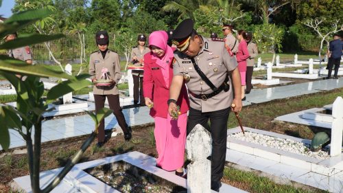 Peringati Hari Bhayangkara ke-79, Kapolresta Palangka Raya Ikuti Upacara Ziarah di TMP Sanaman Lampang