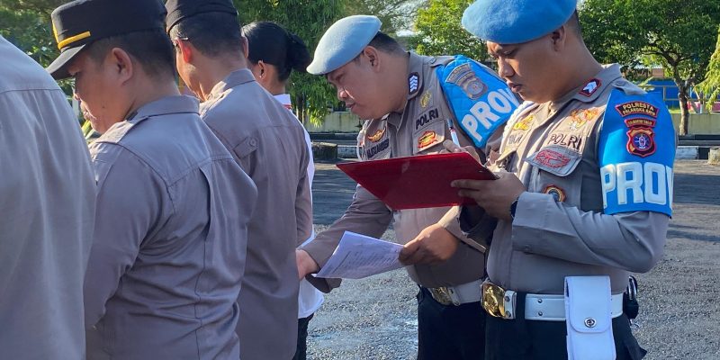 Seksi Propam Polresta Palangka Raya Laksanakan Pemeriksaan Absensi Saat Apel Pagi