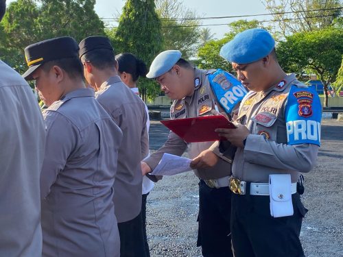 Seksi Propam Polresta Palangka Raya Laksanakan Pemeriksaan Absensi Saat Apel Pagi