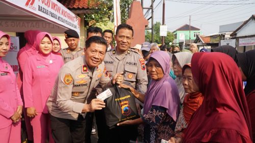 Sambut HUT ke-79 Bhayangkara, Warga Serbu Bazar Murah Polres Batang