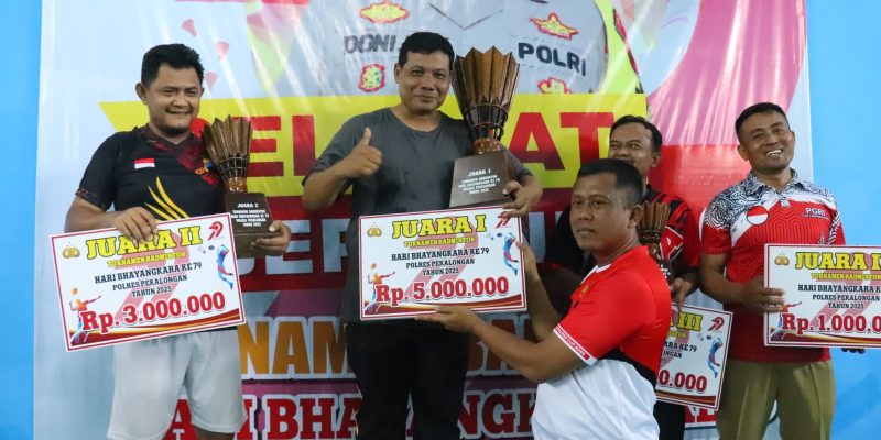 Tim Polres Pekalongan Raih Juara 1 Dalam Turnamen Badminton Hari Bhayangkara Ke-79