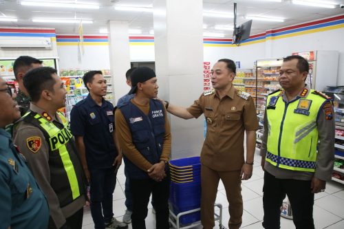 Tidak Ada Jukir Resmi, Wali Kota Eri Cahyadi Segel Lahan Parkir Toko Modern