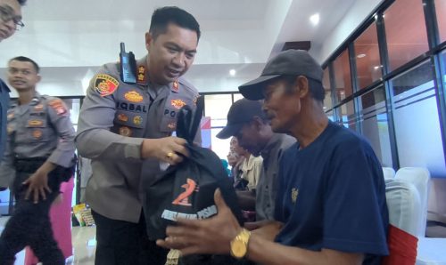 Menjelang HUT Bhayangkara ke-79, Kapolres Pulang Pisau Serahkan Bansos kepada Warga yang Membutuhkan