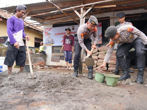 Sambut Hari Bhayangkara ke-79, Polres Batang Bedah Rumah Warga Tak Layak Huni