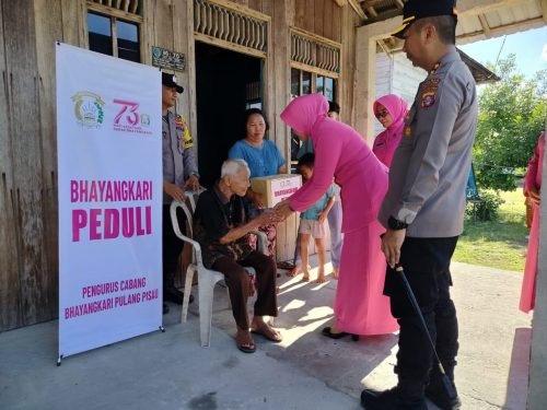 Bakti Sosial HUT Bhayangkara ke-79, Kapolres dan Ketua Bhayangkari Cabang Pulang Pisau Serahkan Bantuan Secara Door to Door
