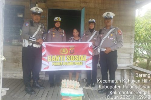 Polri Peduli, Satlantas Polres Pulang Pisau Bagikan Bansos kepada Warga yang Membutuhkan