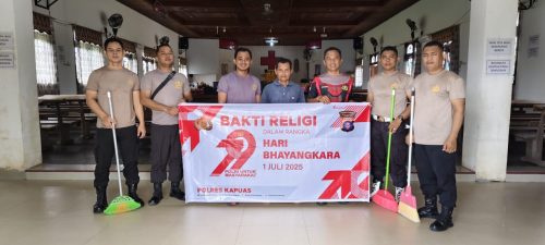Kapolsek Kapuas Tengah Turun Langsung Ikuti Kegiatan Bakti Sosial dan Bakti Religi, Sambut Hari Bhayangkara Ke 79