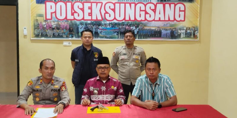 Kapolsek Sungsang Terima Serahan Senpi Rakitan Dari Camat Banyuasin II