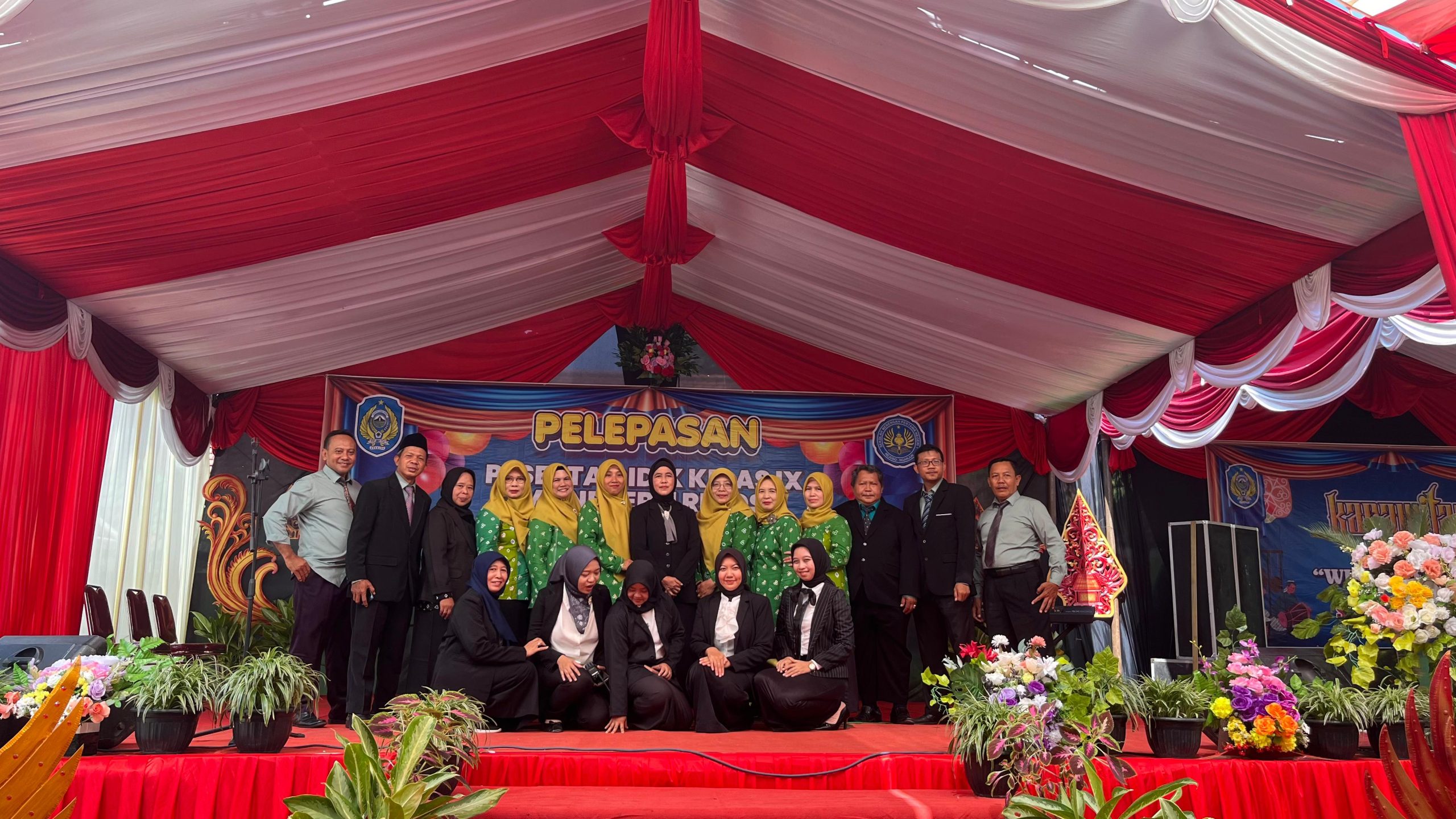 Momen Haru Pelepasan Peserta Didik Kelas IX SMP Negeri 1 Rejoso Tahun Pelajaran 2024-2025