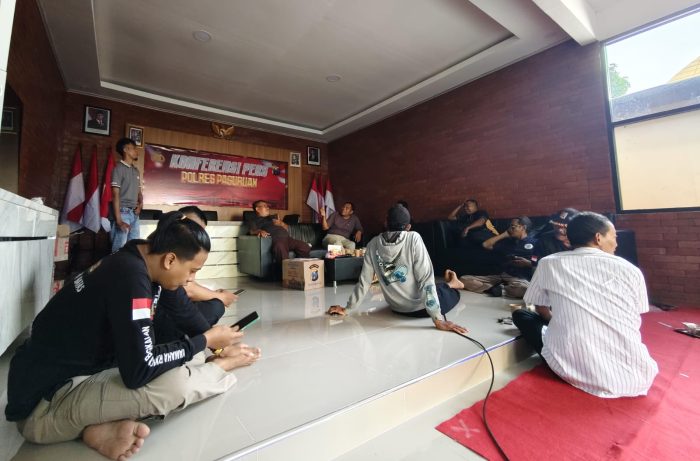 Jalin Silaturahmi, Kapolres Pasuruan Bagikan Daging Kurban kepada Insan Pers