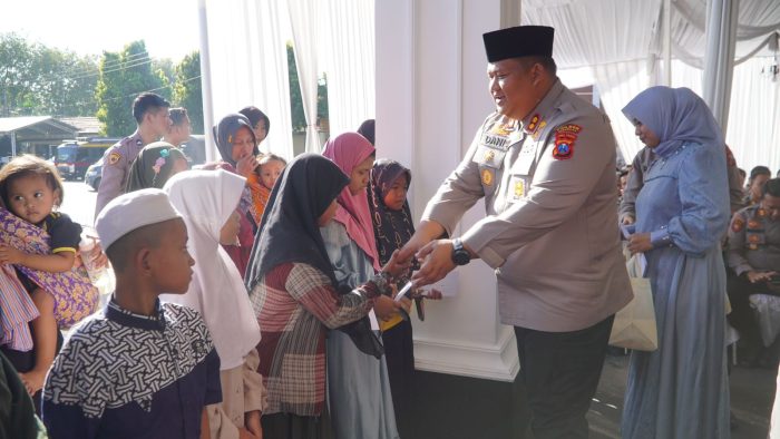Polres Pasuruan Bagikan 750 Paket Daging Kurban kepada Warga Sekitar