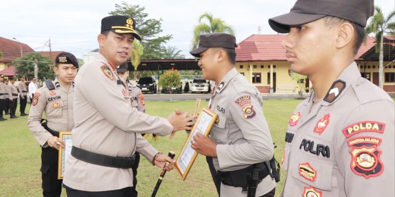 Kapolres Musi Rawas Anugerahkan Piagam Penghargaan Empat Personel Berprestasi