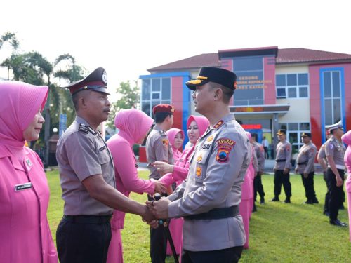 Kapolres Batang Pimpin Upacara Kenaikan Pangkat 32 Personel, Harap Kinerja Makin Profesional