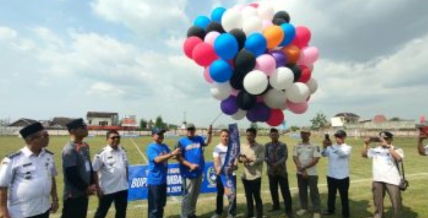 Wakil Bupati Hanies Resmikan Turnamen Bupati CUP 2025 Di Stadion Krida Rembang