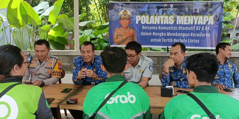Polantas Menyapa : Polres Bondowoso Beri Edukasi Komunitas Ojol di Operasi Patuh Semeru 2025