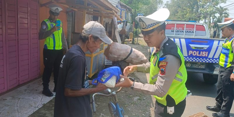 Satlantas Polres Pekalongan Gelar Aksi Jumat Berkah