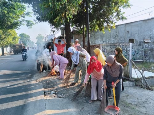 Warga Kampung Selaeurih Rt12/04 Desa Bunder Mengikuti Giat Ngosrek Bareng