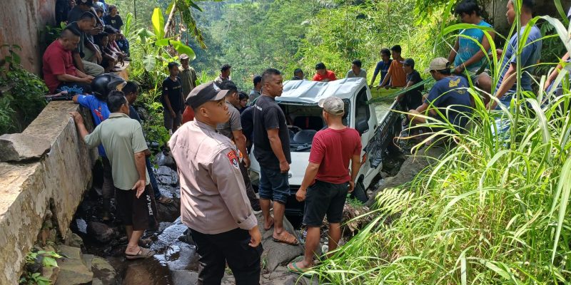 TNI-Polri dan Warga di Pekalongan Evakuasi Mobil yang Terperosok ke Sungai